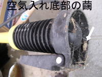空気入れ底部のアメシロの蛹.jpg